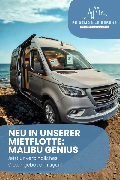 Malibu Genius Wohnmobil mit geöffneter Tür, auf einem Kiesstrand abgestellt.
